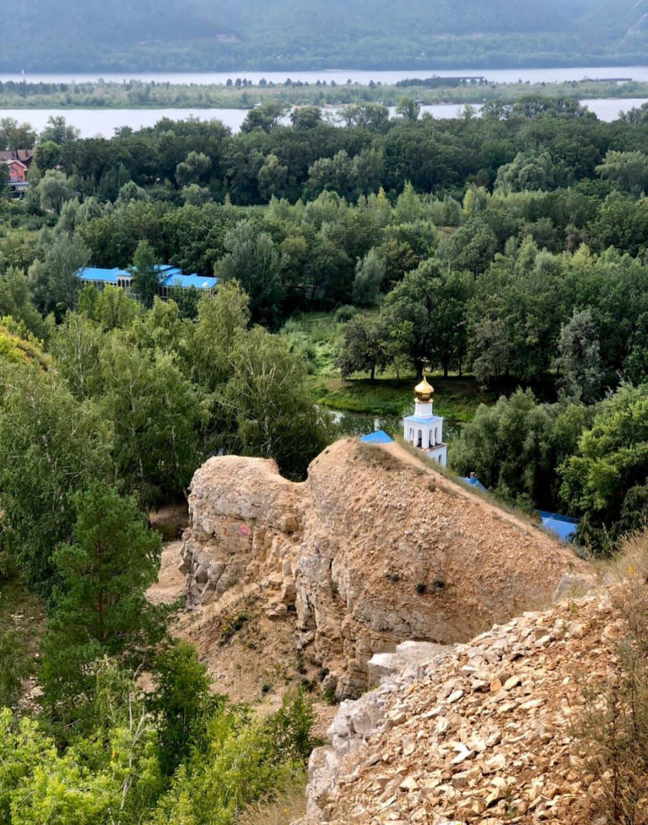 Вид на церковь Рождества Христова. Она стоит тут с 1833 года.