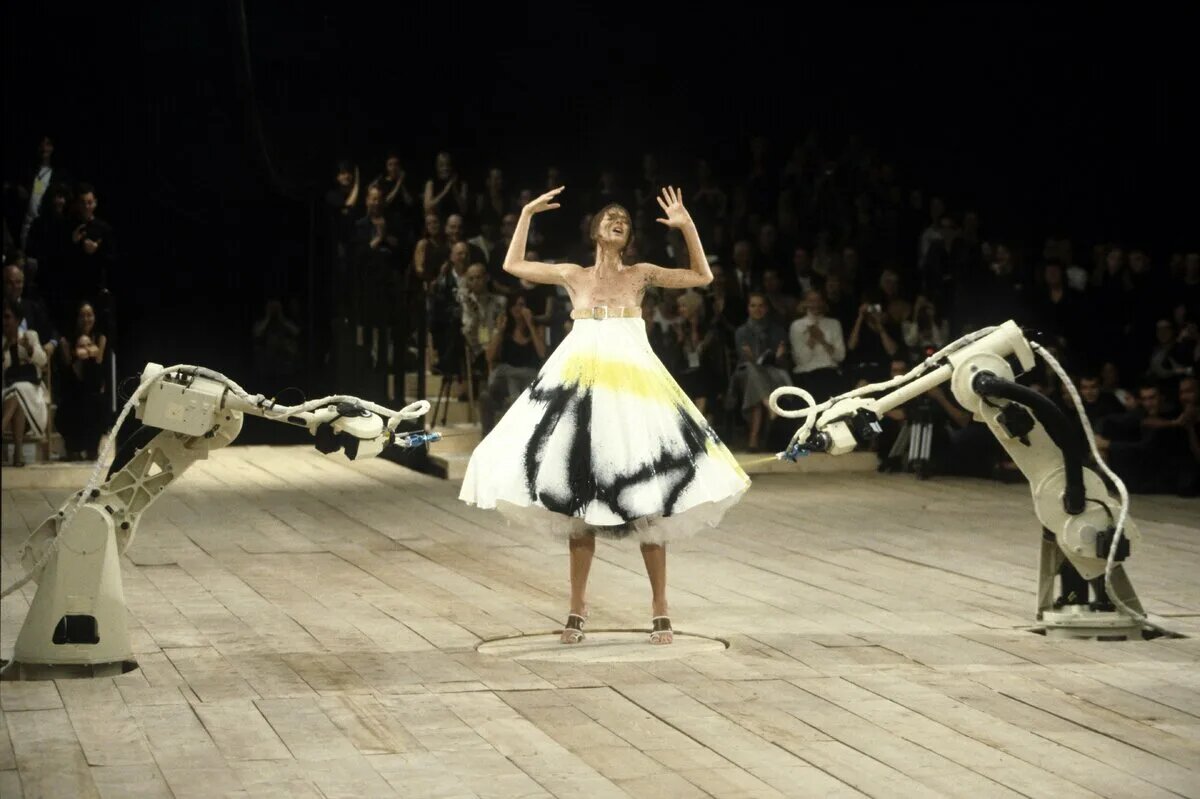 Показ Александра Маккуина в 1999 году 