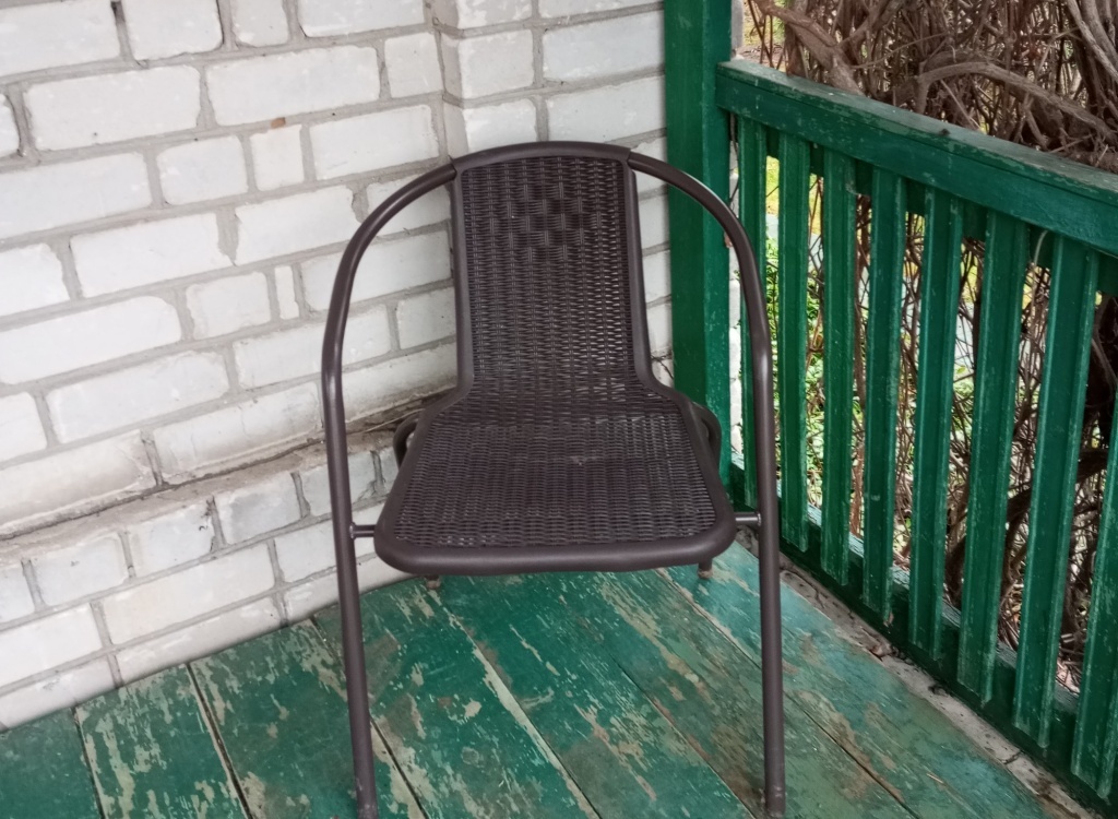  Металлический стул с пластиковым сиденьем останется на веранде до первого снега