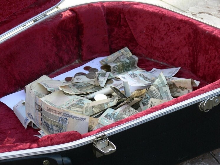     Её выступление вызвало интерес у большого количества прохожих и собрало значительное количество зрителей. Фото: архив МК в Питере.