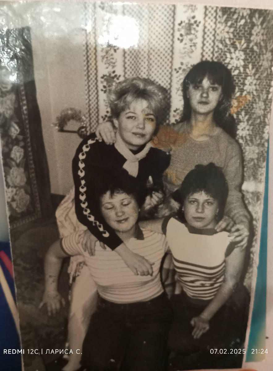 Узнали меня? Это в общежитии. Подруга Ленка рядом. Попросили нас сфоткать на мыльницу девчонку из соседней комнаты. Я была в шортах, завернулась в покрывало, мне показалось неудобно с го.лыми ногами. 