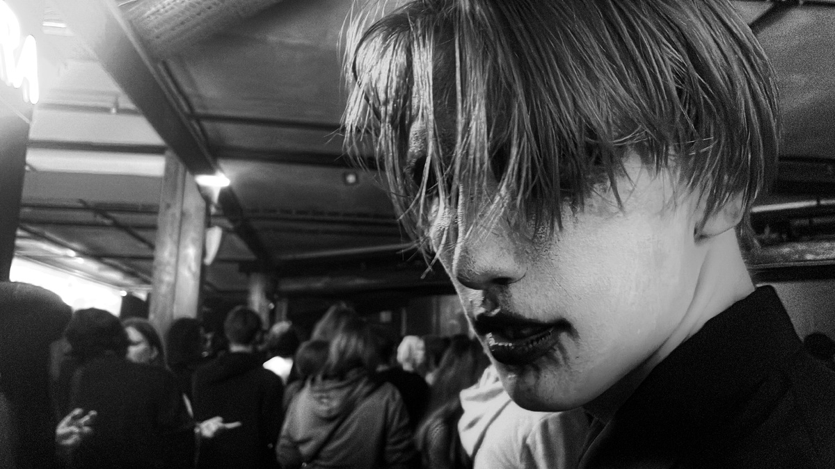 Андрей на концерте. Он учится на врача.