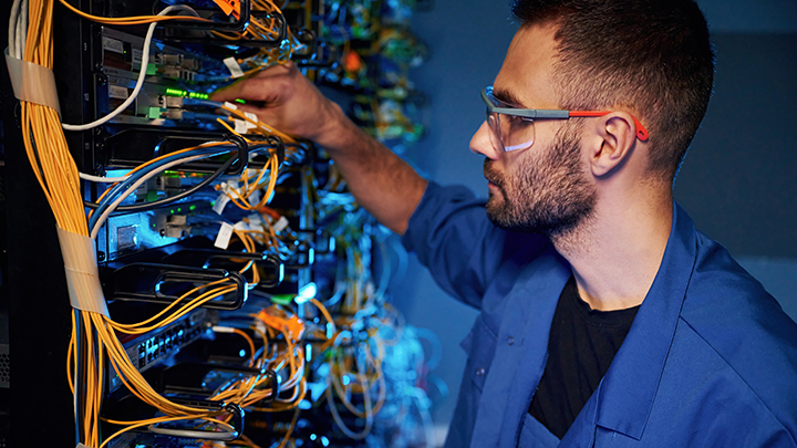    Телекому нужны гигантские инвестиции - базовые станции, магистральные сети, оборудование, дата-центры. Но вместо наращивания мощностей приходится ограничиваться работами по поддержанию сети. Фото: Standret/Shutterstock