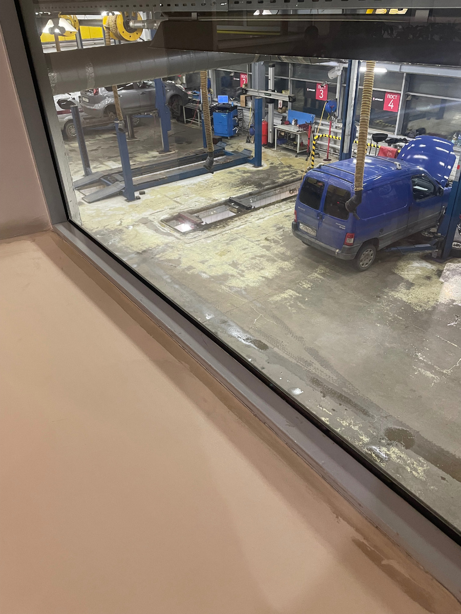 Моя малышка висит в углу без колес