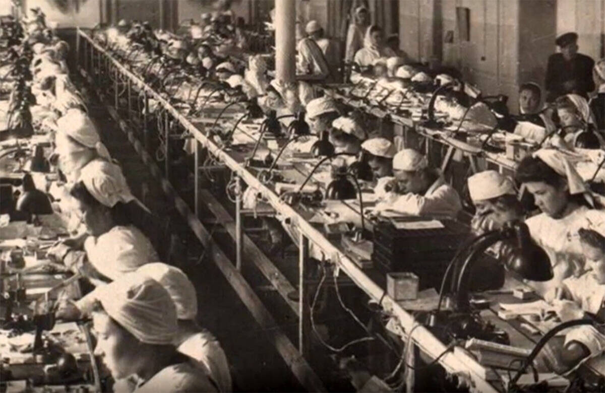 Чистопольский часовой завод во время Великой Отечественной войны, архивное фотоИсточник: сайт завода vostokinc.ru