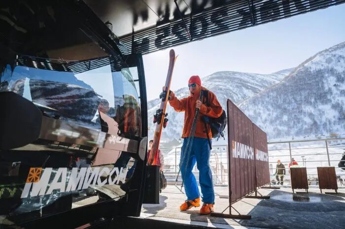 «Мамисон» уступает по количеству и протяженности трасс другим горнолыжным курортам Кавказа, зато ски-пассы здесь самые доступные по цене. Фото: Антон Тайбарей