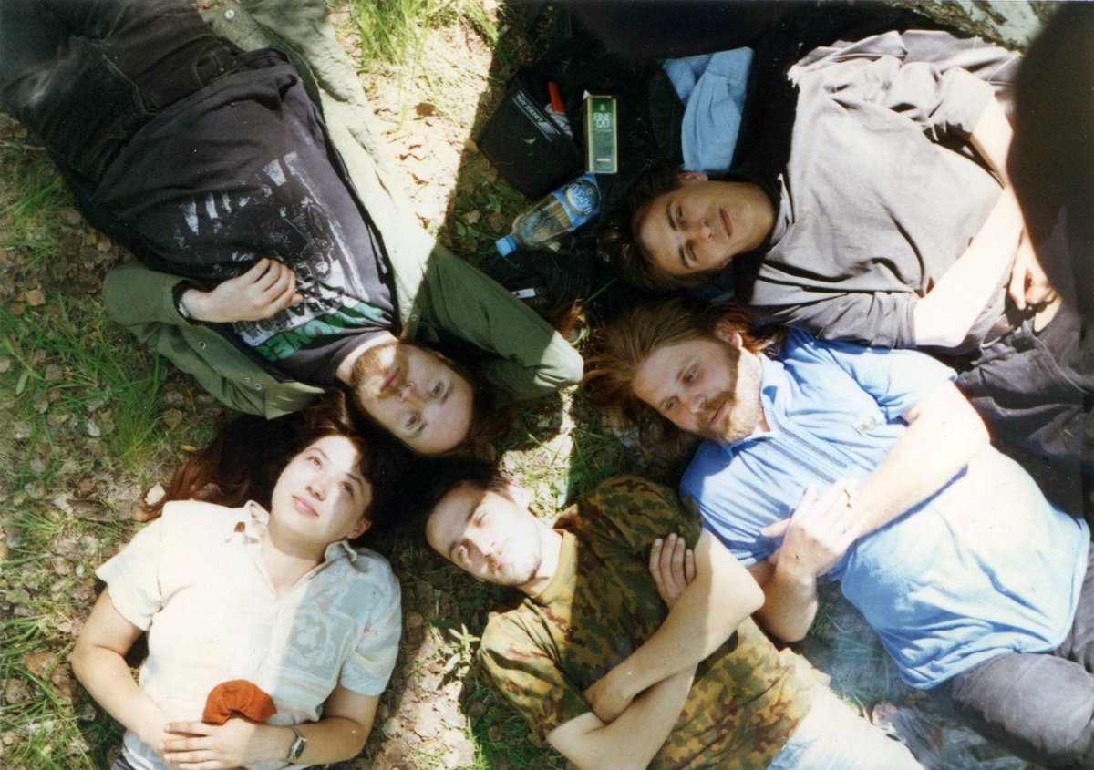 Гражданская Оборона второй половины 90х. Справа сверху по часовой стрелке: Джексон, Е. Махно, И. Жевтун, А. Волкова, Е. Летов. Фото из открытых источников.