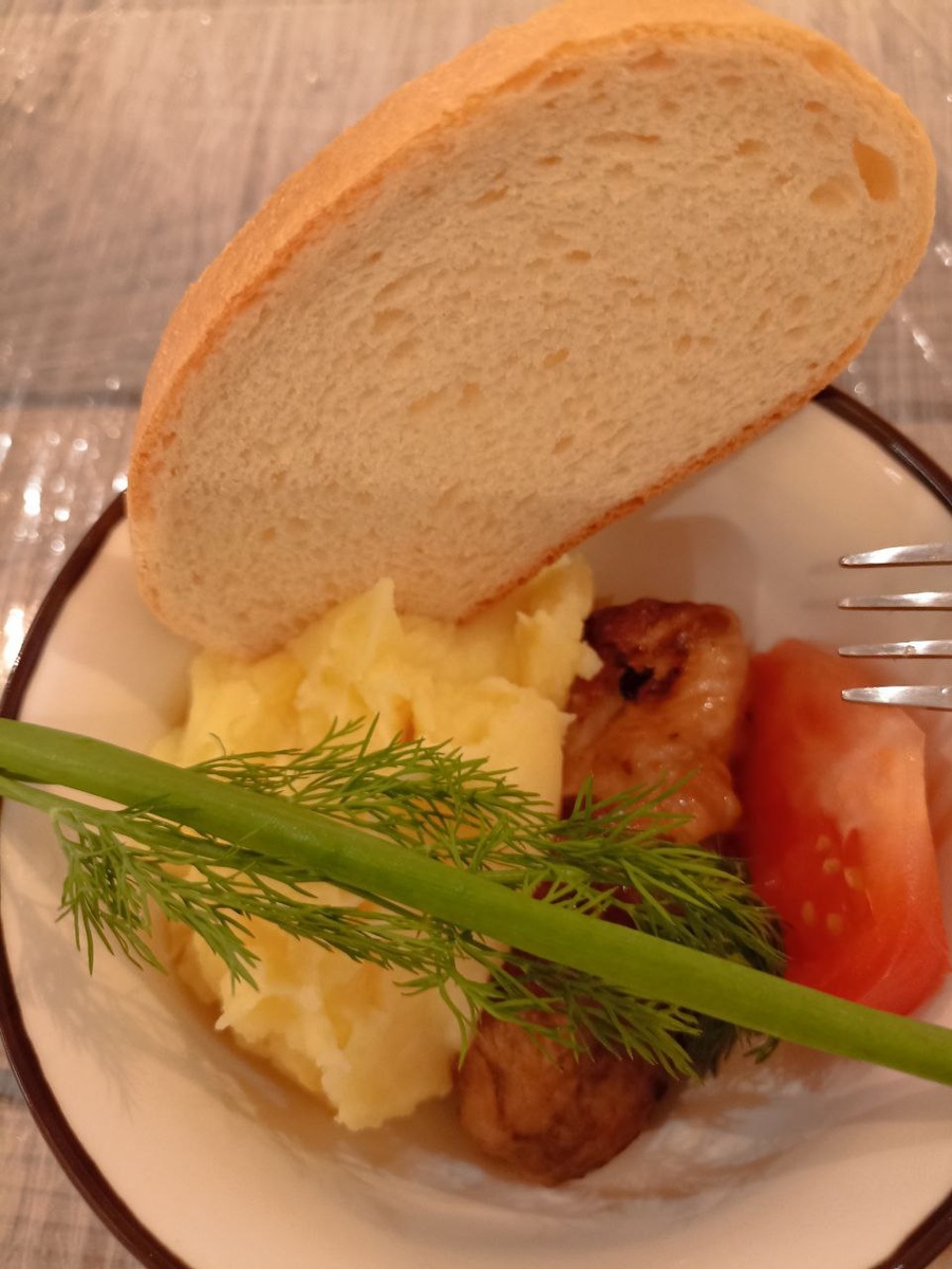 снимок автора канала: в зимнем рационе обязательно должжны присутствовать долгие углеводы, жиры и белки, в нашем случае внушительный кусок шашлыка с картофельным пюре и помидоры с зеленью