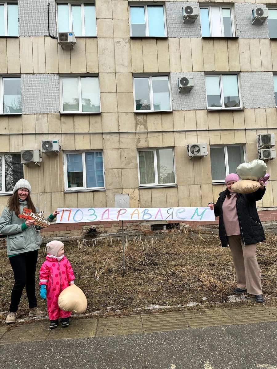 Все нашли виновницу торжества в окне? Фото: Клуб активных мам и малышей «Пешком под стол» / vk.com