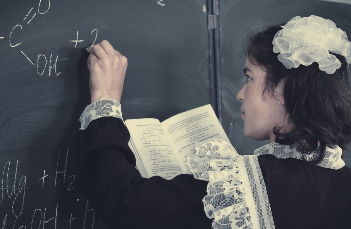    В СССР некоторых левшей переучивали, чтобы они писали правой рукой. Источник фотографии: fotkaew.ru