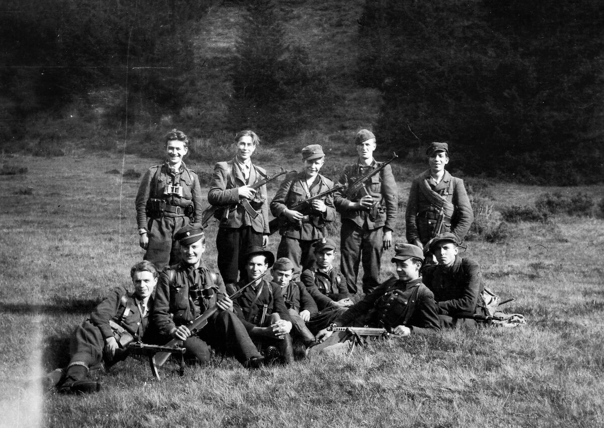    Рейдовая группа УПА в Чехословакии, сентябрь 1947 г. Бойцы одеты в элементы чехословацкой, польской и немецкой униформы.