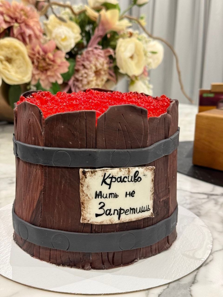 Наш кондитерский цех предлагает вам услуги по изготовлению тортов на заказ.Мы уверены, что торт — это не просто десерт, а центральное украшение праздника. Поэтому мы подходим к созданию каждого торта с максимальным вниманием и любовью.Что мы предлагаем:· Проверенная классика: Для ценителей традиционных вкусов. Мы готовим популярные торты по лучшим рецептам.· Современные авторские торты: Для тех, кто ищет что-то новое. Воздушные муссы, яркие фруктовые прослойки, оригинальные комбинации бисквитов и кремов.· Торты с индивидуальным дизайном: Реализуем любую вашу задумку. Фотография, хобби, корпоративная символика — мы создадим торт, который точно отразит стиль и характер вашего события.Ждем Ваших заказов!#тортТюмень #КейтерингТюмень #фуршетТюмень #банкетТюмень #корпоративТюмень #десертыТюмень