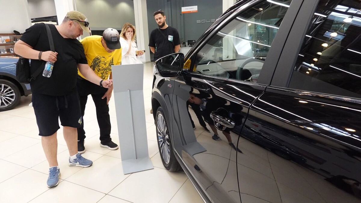 Автодилеры распродали старые запасы машин и взвинтили цены. Фото: Александр Артёменков, ТАСС