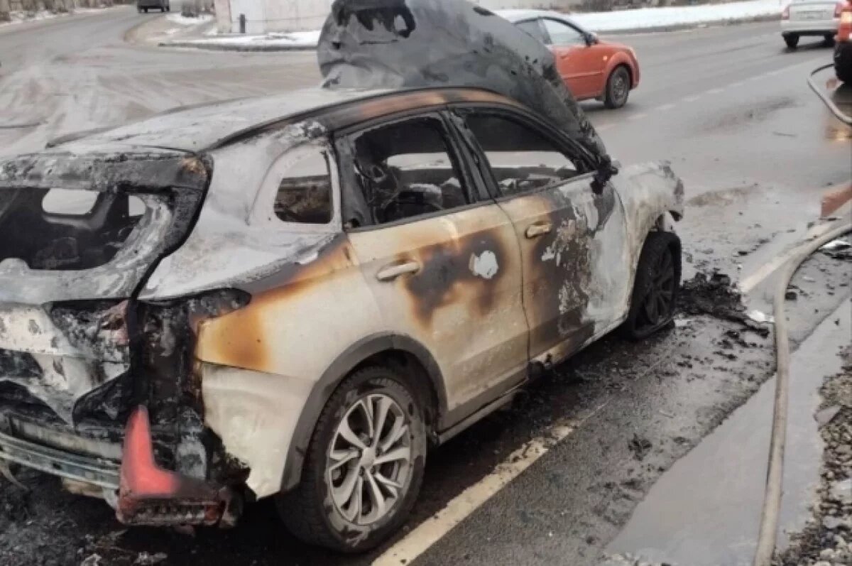    Легковой автомобиль вспыхнул на шоссе в Нижегородской области