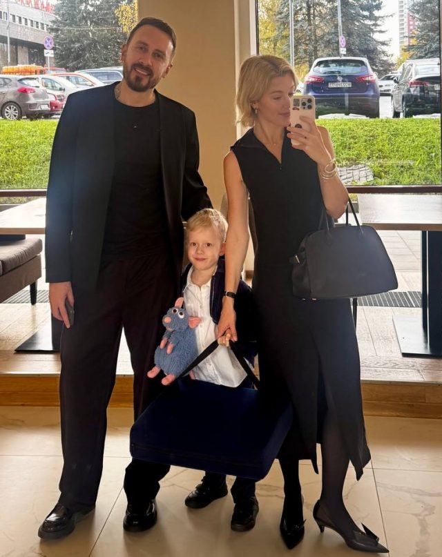    Андрей Черный и Юлианна Караулова с сыном. Фото: социальные сети