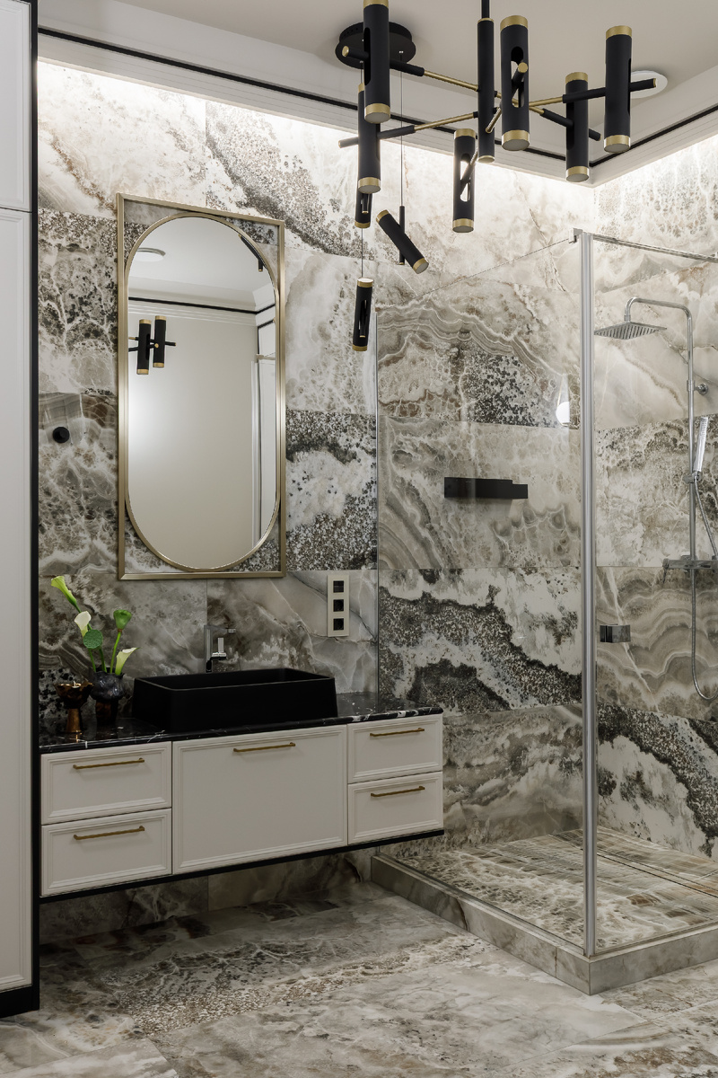 Есть комнаты, которые будто бросают вызов. Маленькая ванная — одна из них. Кажется, что в трёх–четырёх квадратных метрах невозможно создать уют, стиль и практичность одновременно. 