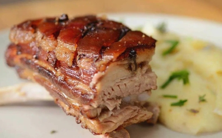 Запечённая свиная грудинка в рукаве: Сочная и ароматная, без лишних хлопот