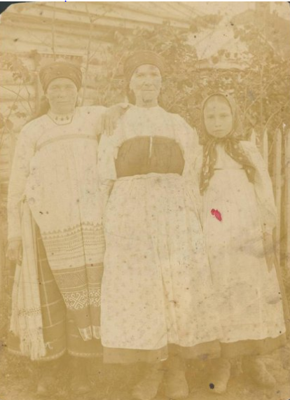 Аксинья Александровна Базыкина с дочерью Лукерьей Ермиловной и внучкой Анисьей. Фото из фонда  ГМТ