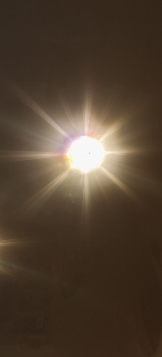 Задумывались ли вы, как мало мы уделяем внимания простым повседневным вещам, окружающим нас? Вот, например, обычные лампочки — какие они бывают, чем отличаются, для чего нужны? Я решил обратиться с этим вопросом к признанному эксперту в области освещения — компании Philips, и они помогли мне с подготовкой этого материала. Хотите знать все про освещение? Добро пожаловать под кат!