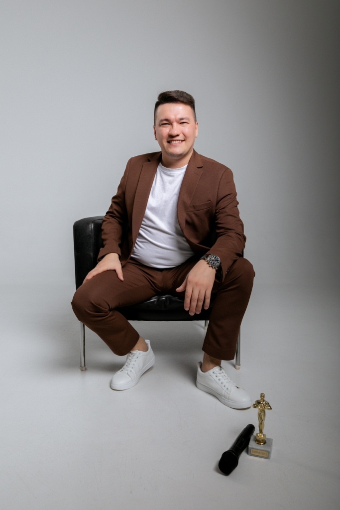 Ведущий Чебоксар - Андрей Рублев проводит любые мероприятия в Чебоксарах — гости вовлечены, улыбаются и наслаждаются атмосферой.