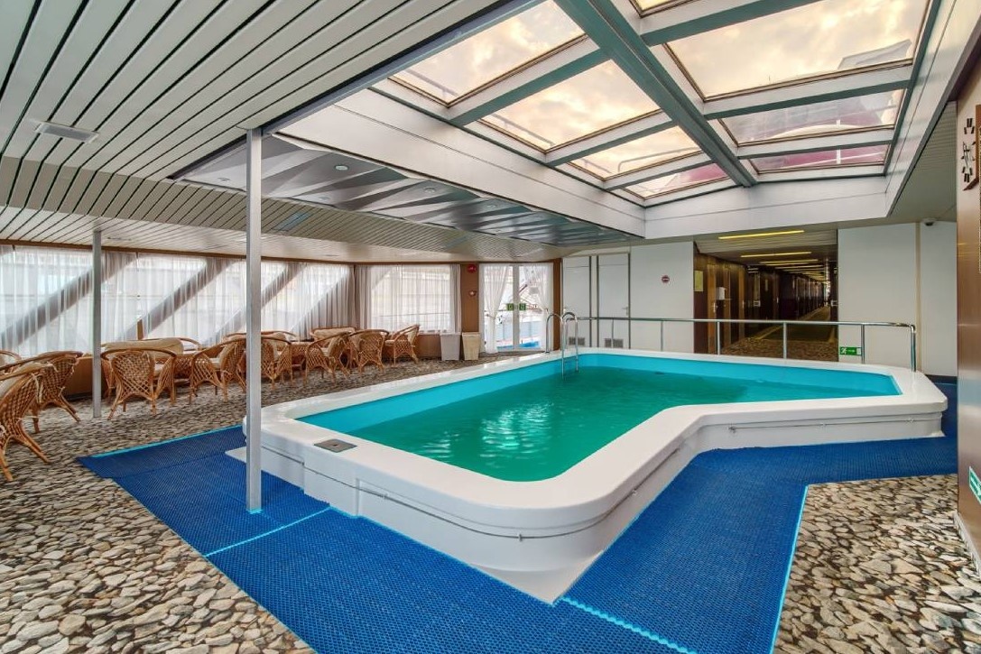 Теплоход Лев Толстой