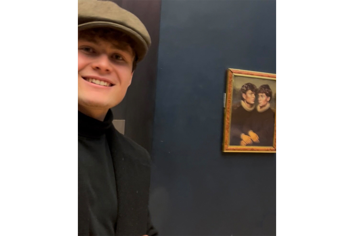 neal_senne / Instagram (входит в корпорацию Meta, признана экстремистской и запрещена в России)📷Пранкер на фоне собственного портрета в Лувре