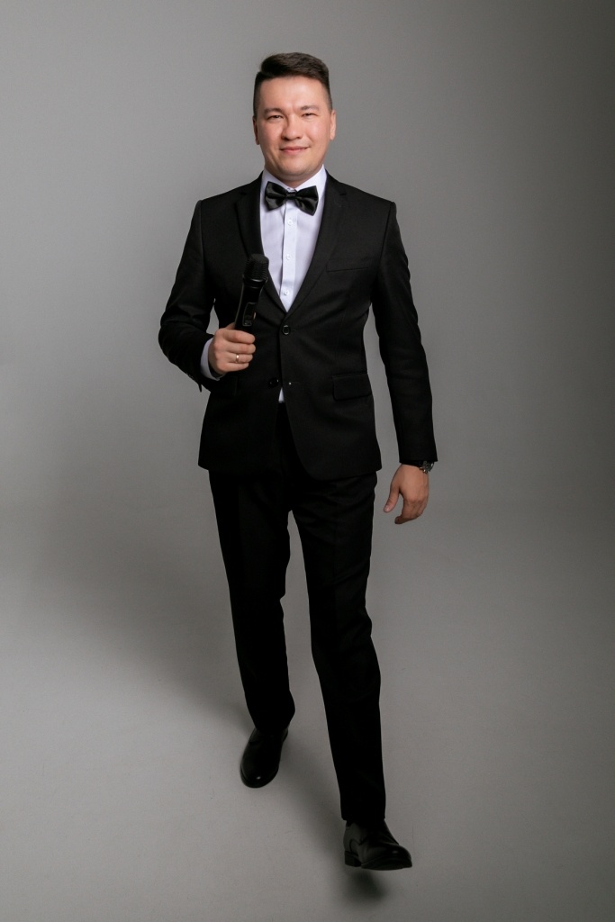 Ведущий Тамада Андрей Рублев проводит юбилеи в Чебоксарах — гости улыбаются, участвуют в интерактивах и наслаждаются праздником.