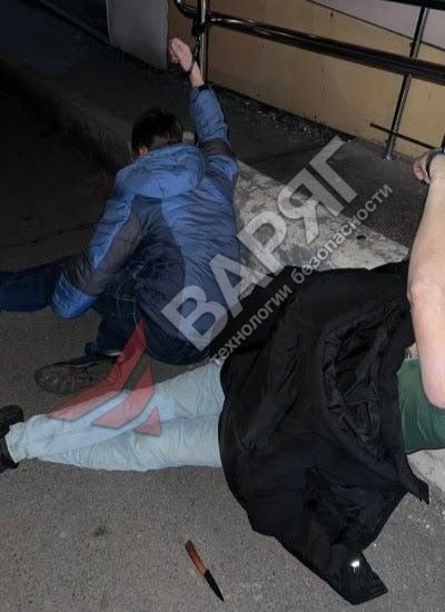 Компания задержана