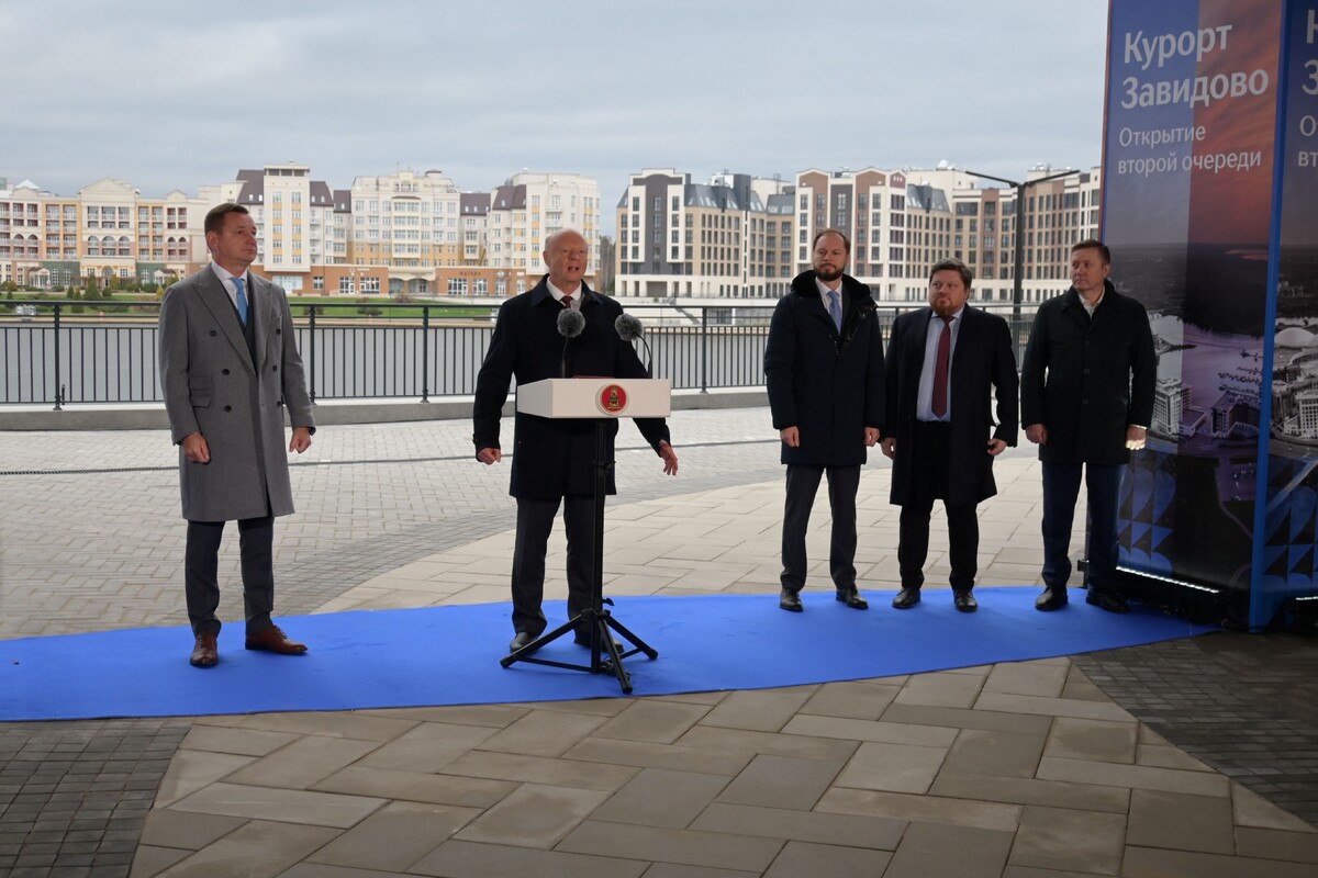 На фото (слева направо): Старший банкир блока «Бизнес. Партнерство. Развитие» корпорации ВЭБ.РФ Антон Перин, генеральный директор группы компаний «Васта» Сергей Бачин, временно исполняющий обязанности губернатора Тверской области Виталий Королев, заместитель министра экономического развития РФ Дмитрий Вахруков, генеральный директор корпорации Туризм.РФ Сергей Суханов