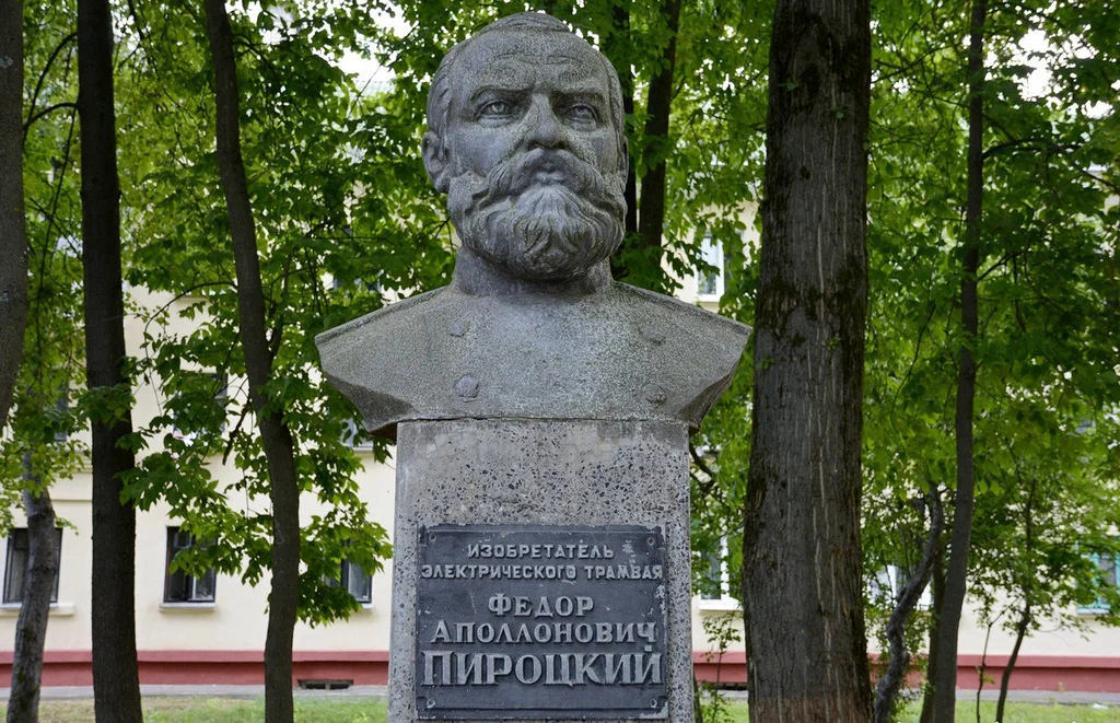 памятник Пироцкого в Витебске возле Музея истории витебского трамвая