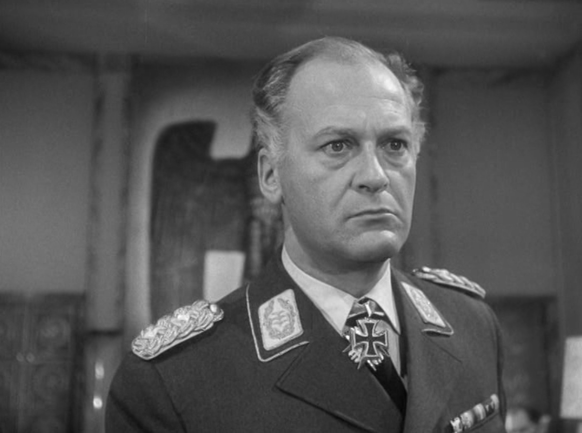 Генерал Гарри Харрас, главный герой фильма (Курт Юргенс)