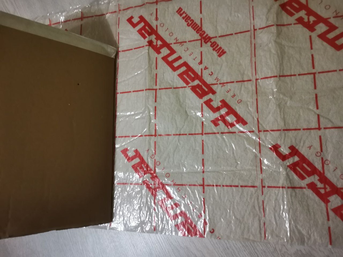 Разворачиваем карпет и примерно намечаем отрез