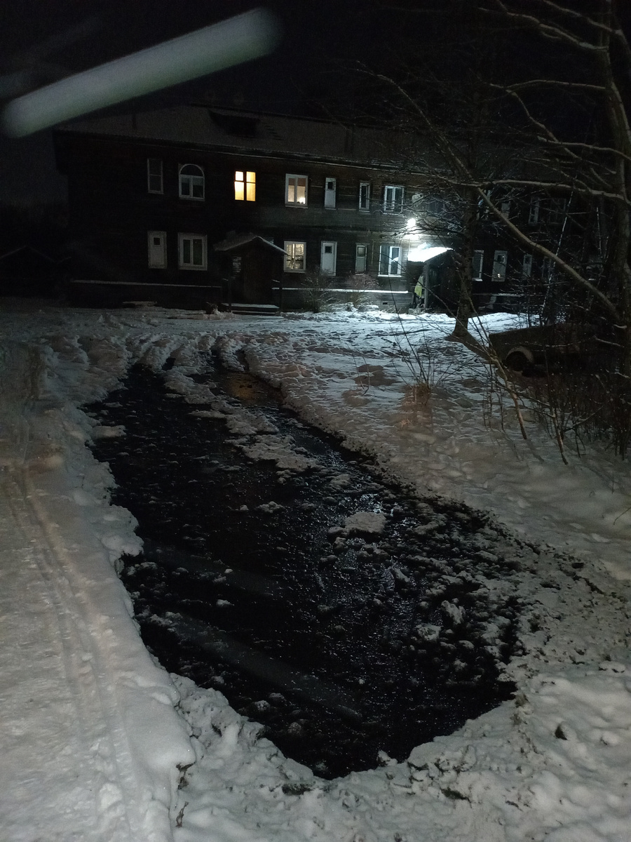 Лужища! По которой страшно ехать. Можно утонуть!