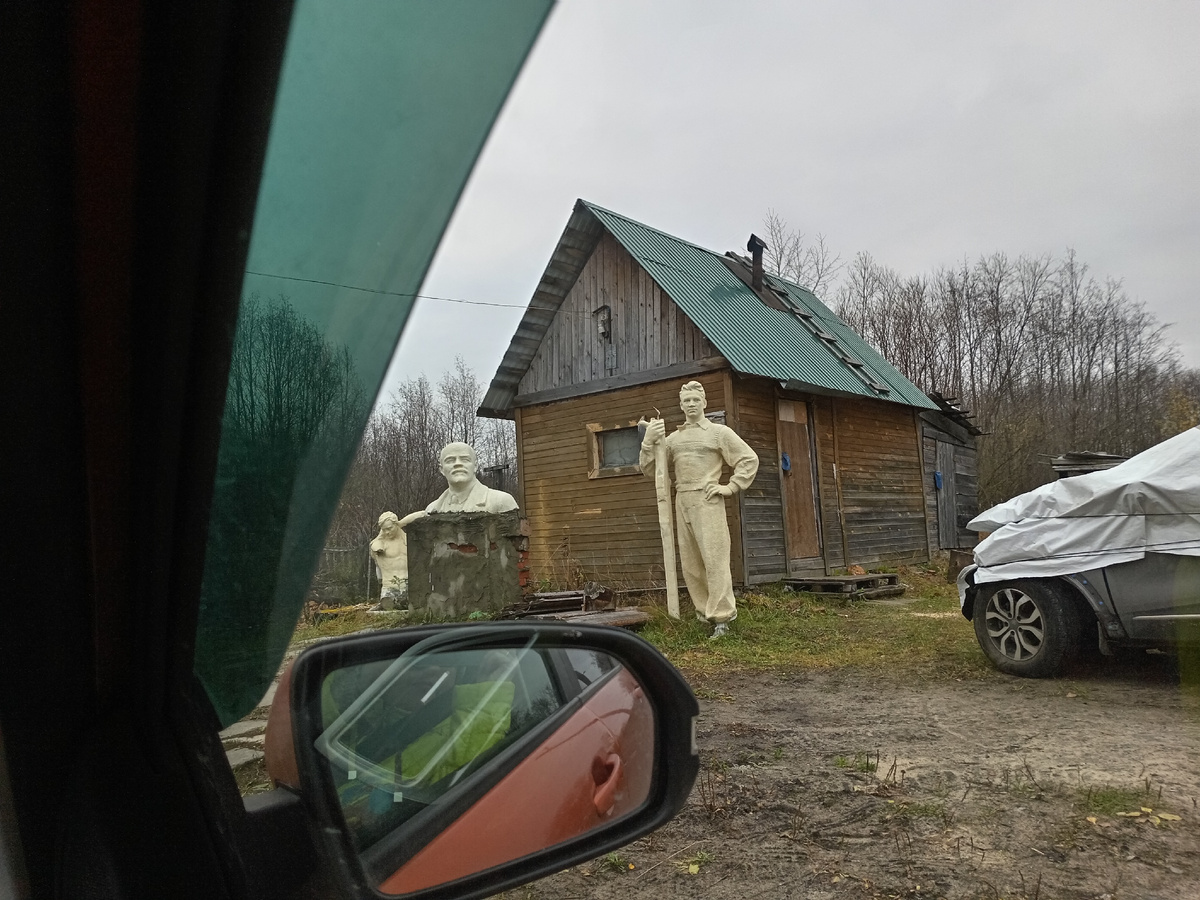 Еще до снега сняла. Вот такой вот двор "привет из советского прошлого"))