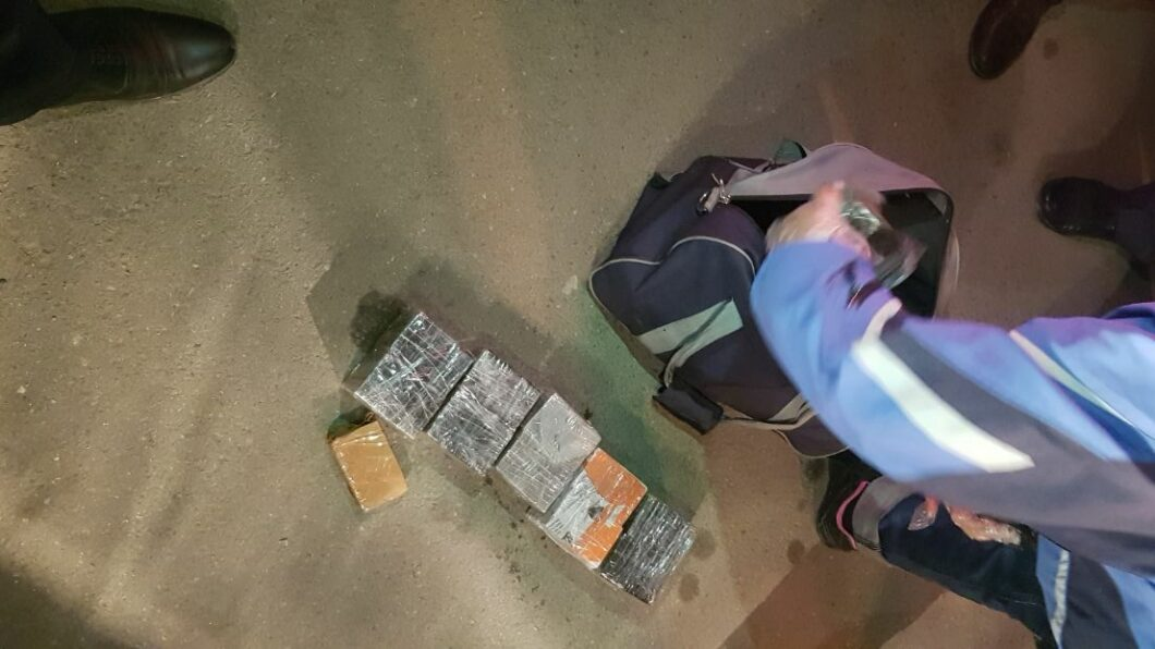 Изъятие наркотиков оперативниками. Фото: пресс-служба МВД по РС(Я).