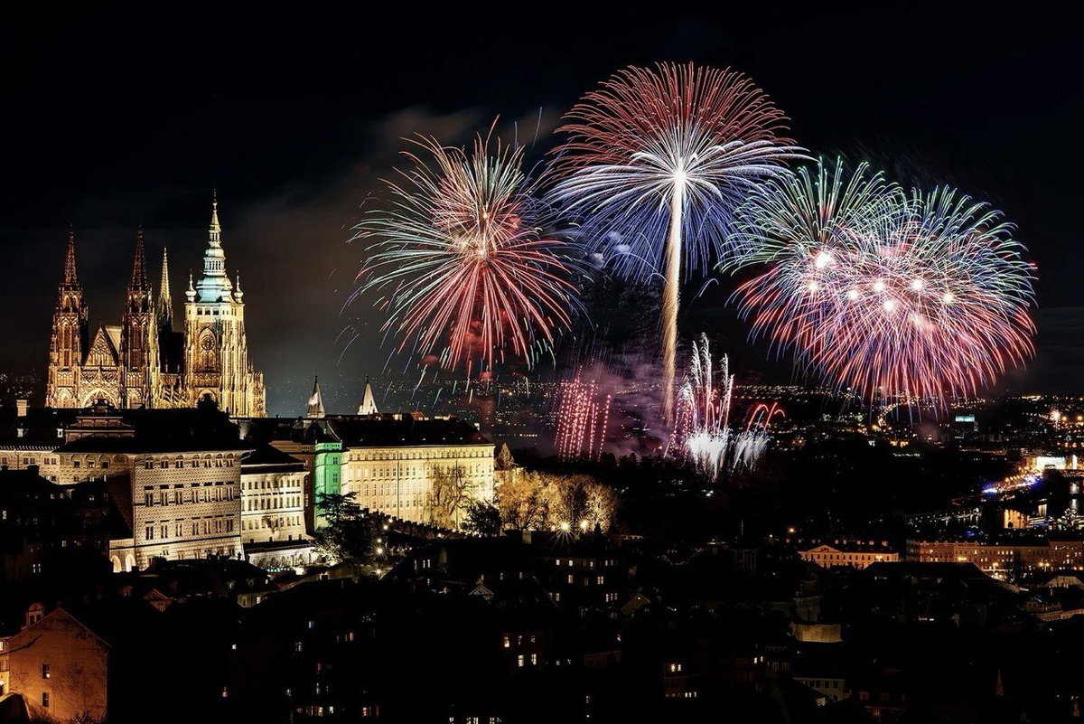 Новогодний салют в Праге. Вид на Староместскую площадь.