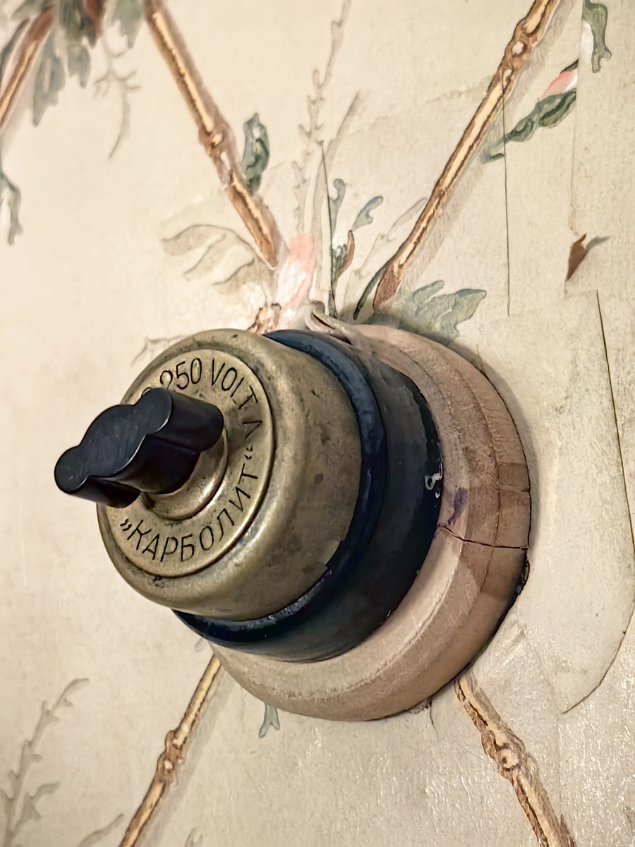 Электрические выключатели в квартире Скрябина