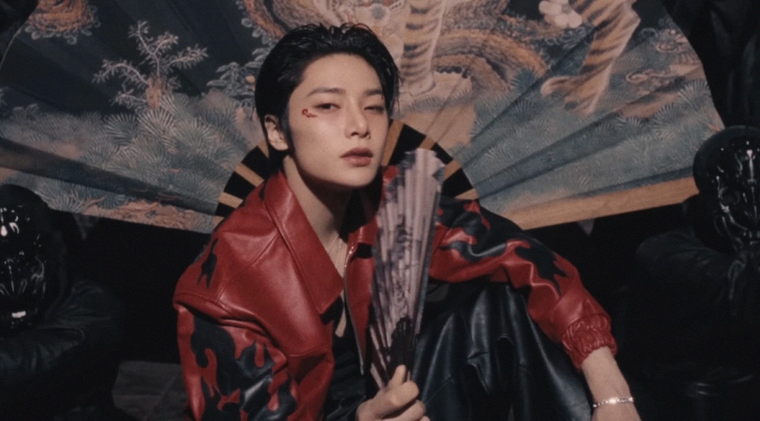     Кадр из тизера клипа «Divine»