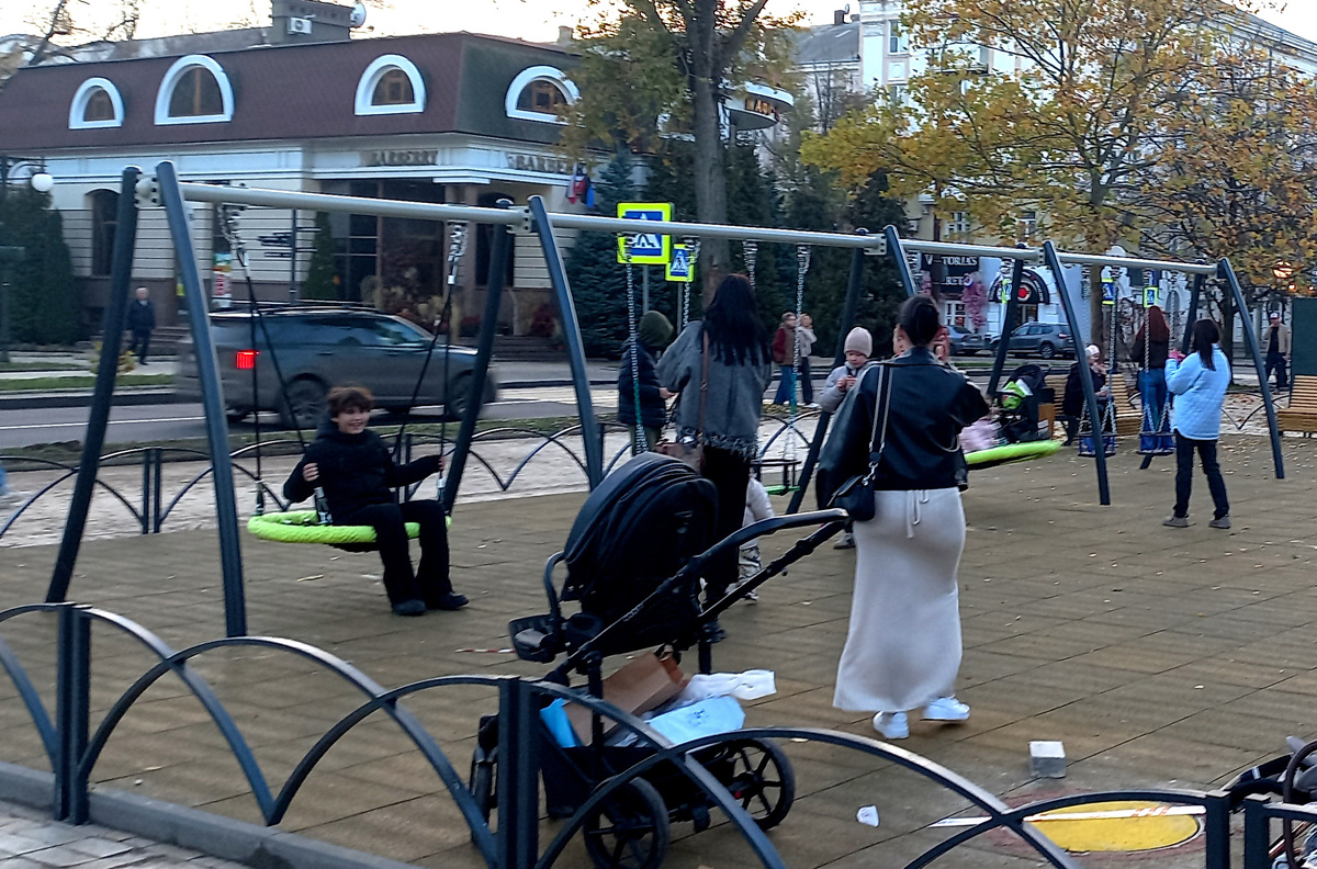 Детская площадка на бульваре Пушкина в Донецке. Ноябрь 2025