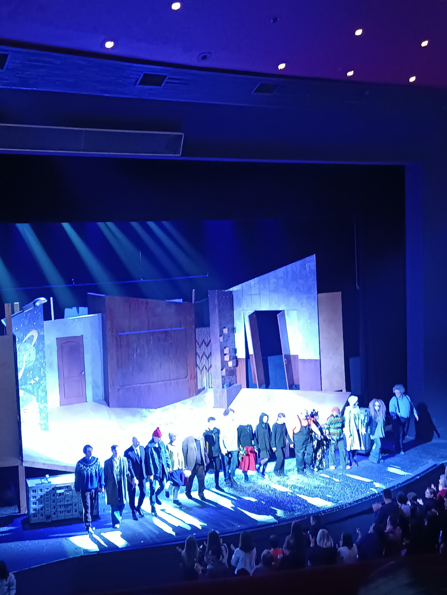 Поклон актёров на спектакле "Петровы в гриппе и вокруг него".