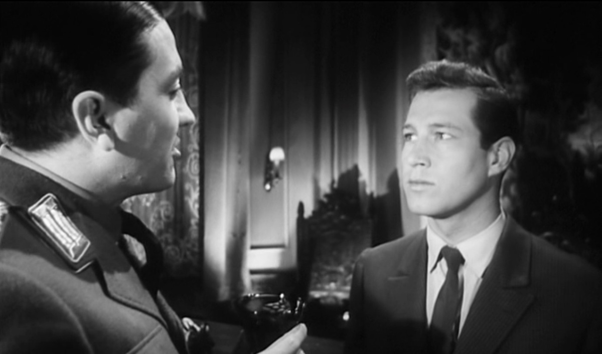 Главный герой фильма Ганс Бёккель (Хансьёрг Фельми, справа)