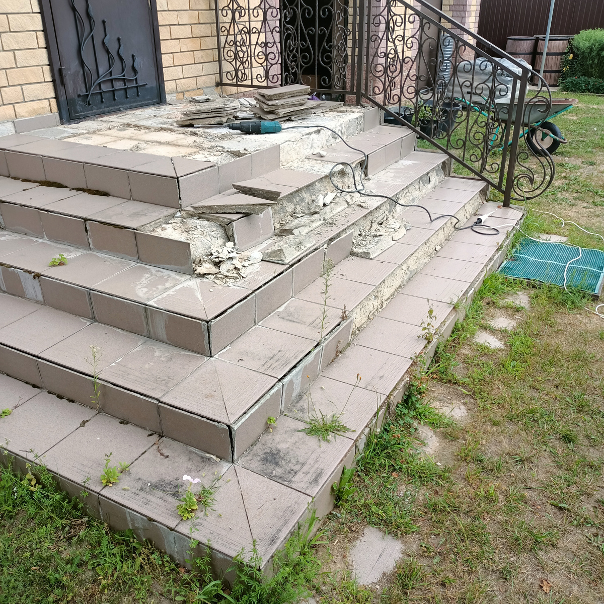 Разрушенное крыльцо