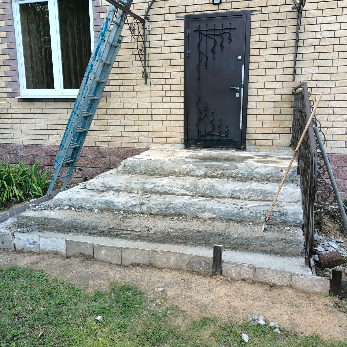 Очистка основания крыльца