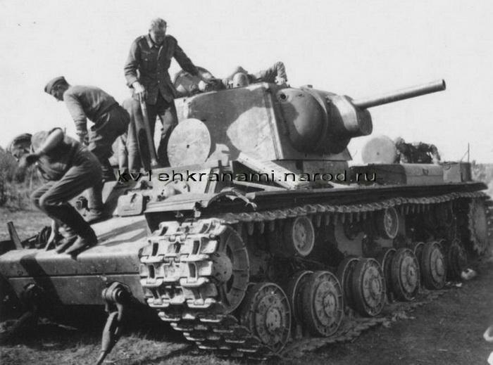 Танк КВ-1 выпуска августа 1941 года из 1-й Краснознаменной танковой дивизии у деревни Коркино