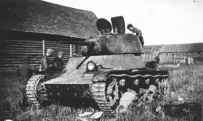 Экранированный танк Т-26 выпуска 1941 года из 1-й Краснознаменной танковой дивизии в деревне Коркино