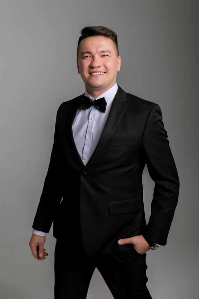 Свадебный ведущий в Чебоксарах Андрей Рублев проводит яркие свадьбы — гости улыбаются, участвуют в интерактивах и наслаждаются праздником.