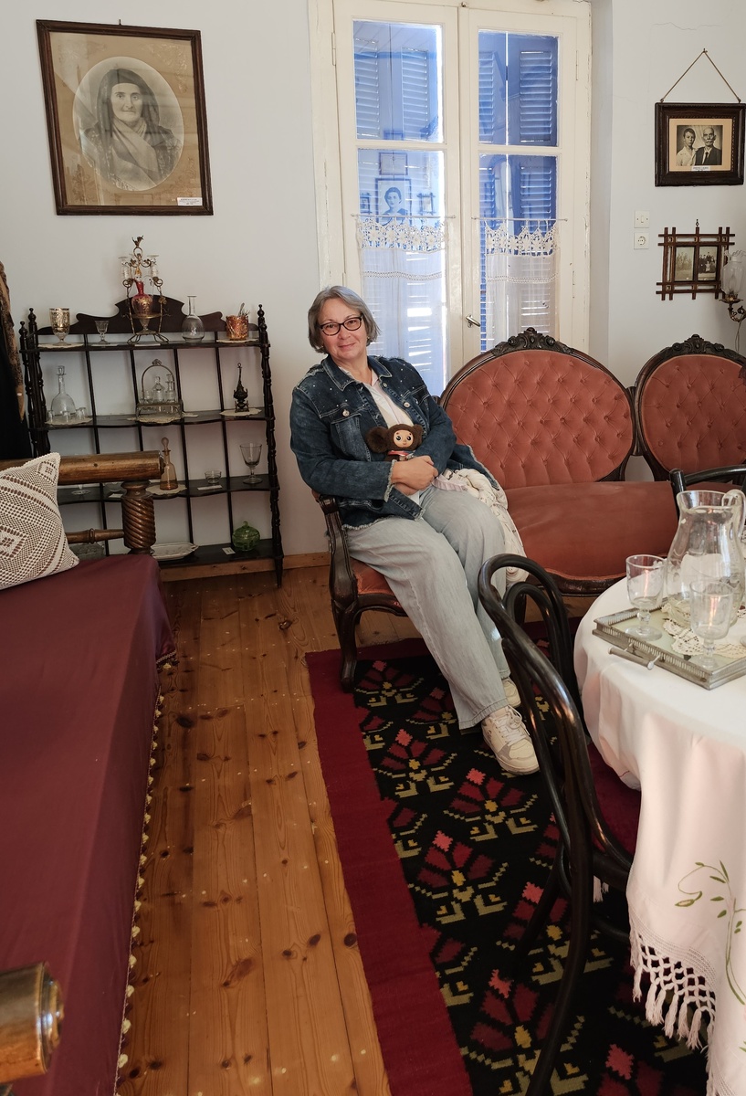 С Чебурашкой после осмотра экспозиции