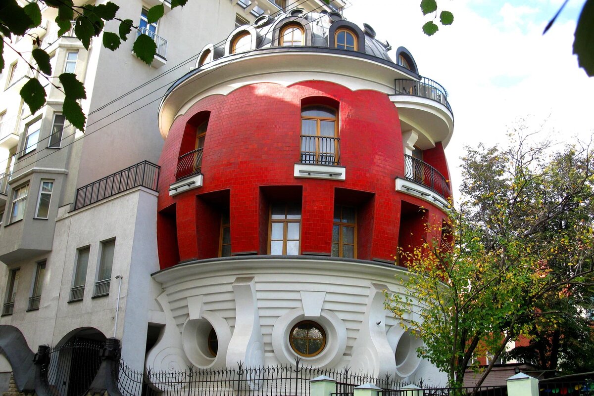 Разумеется, когда я подумал о странном доме в Москве, в голове сразу всплыла картинка дома-яйца. Прошло уже 25 лет, а ничего «страннее» так и не появилось. На самом деле шикарный объект и совсем не стыдный, и сегодня превратившийся в уже легендарный. 