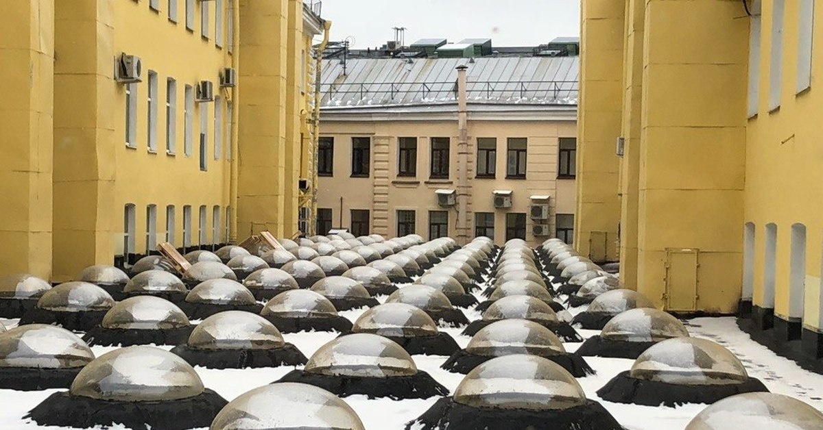 Дом с кипящей крышей в Петербурге. Получил такое прозвище из-за сферических окон на крыше. Очень необычное и интересное решение