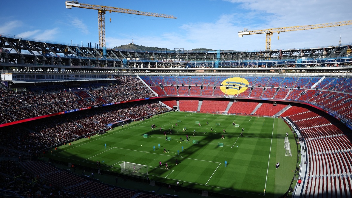    Футболисты «Барселоны» проводят тренировку на «Камп Ноу». Reuters